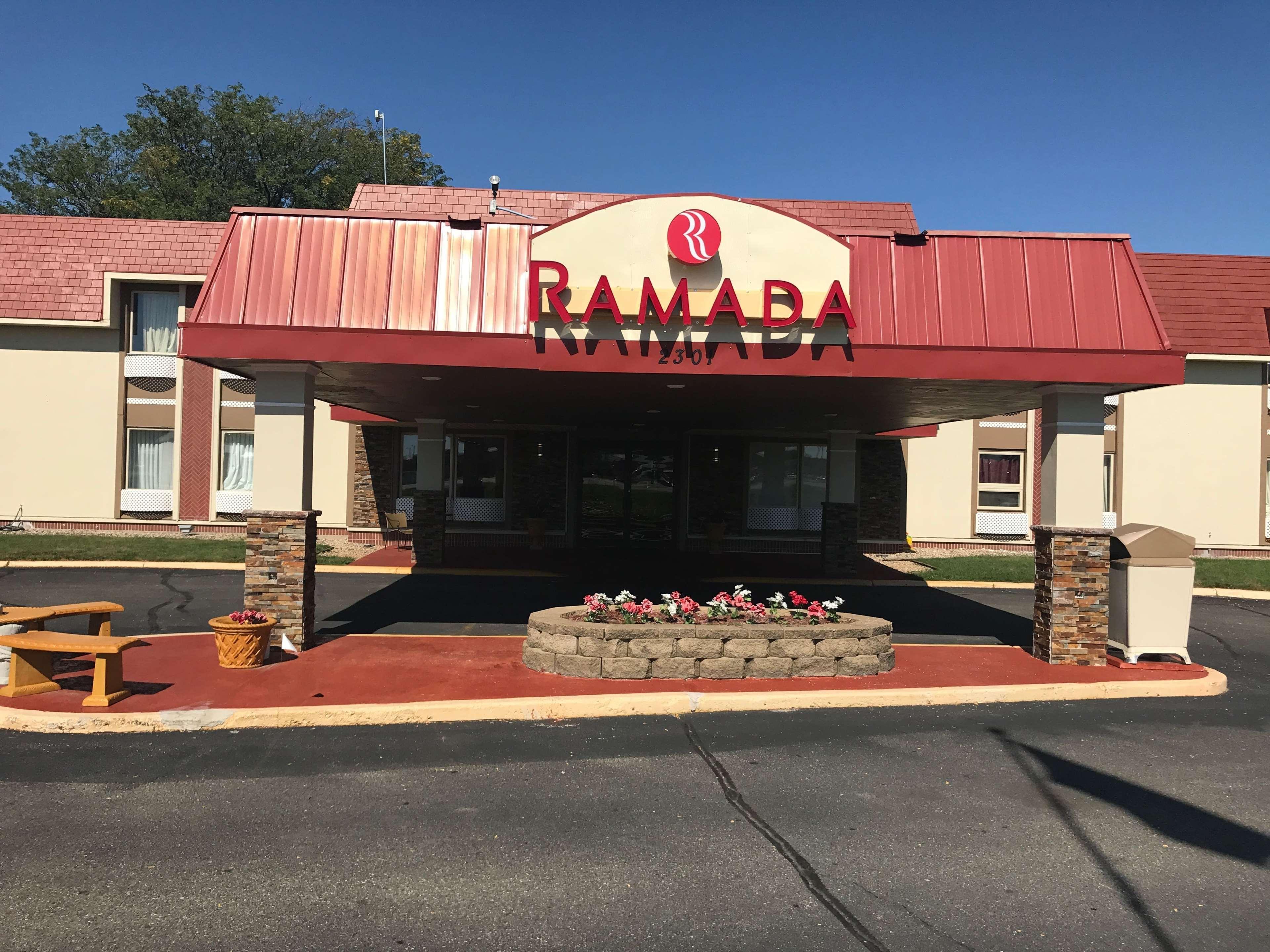 Ramada By Wyndham Albert Lea Exteriör bild